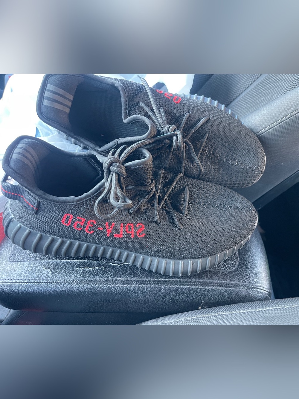 Men’s sz 9.5 Adidas Yeezy Boost 350 V2 bred